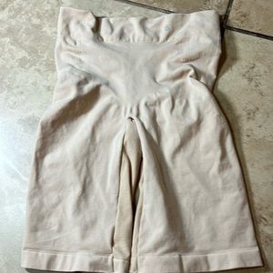 BARELY THERE SMOOTHER SHAPER NWOT